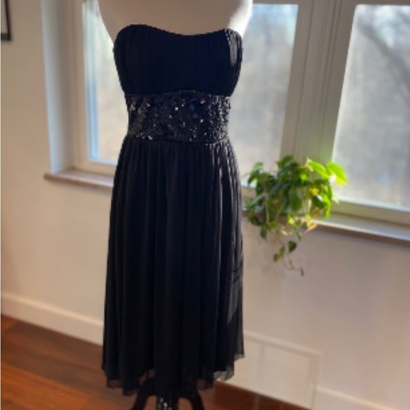 Elegant Black Strapless Dress - Picture 1 of 4